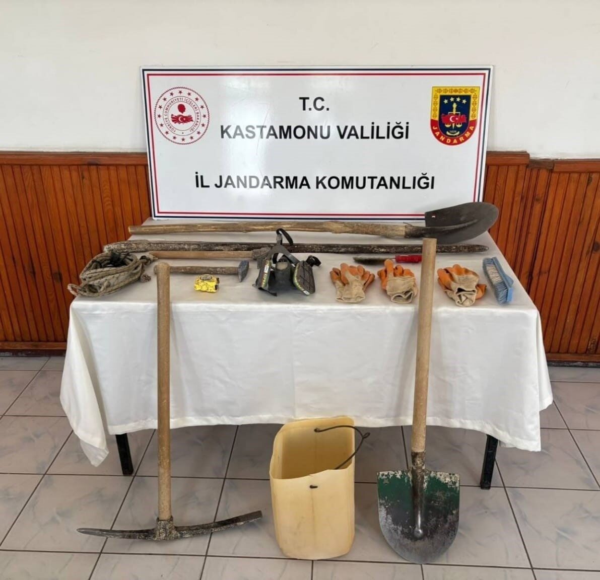Kastamonu'da jandarma, izinsiz kazı yapan H.D., M.Y.K. ve T.A. isimli