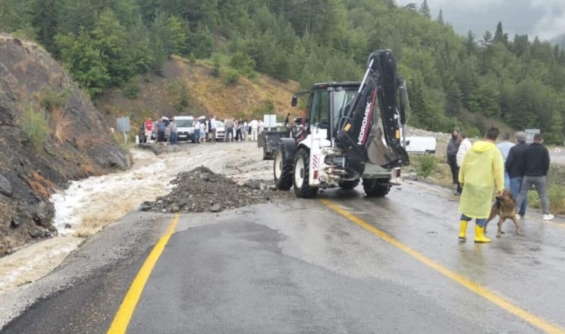 Kastamonu'nun Küre ilçesinde meydana gelen güçlü sağanak yağış sonucu Kastamonu-İnebolu