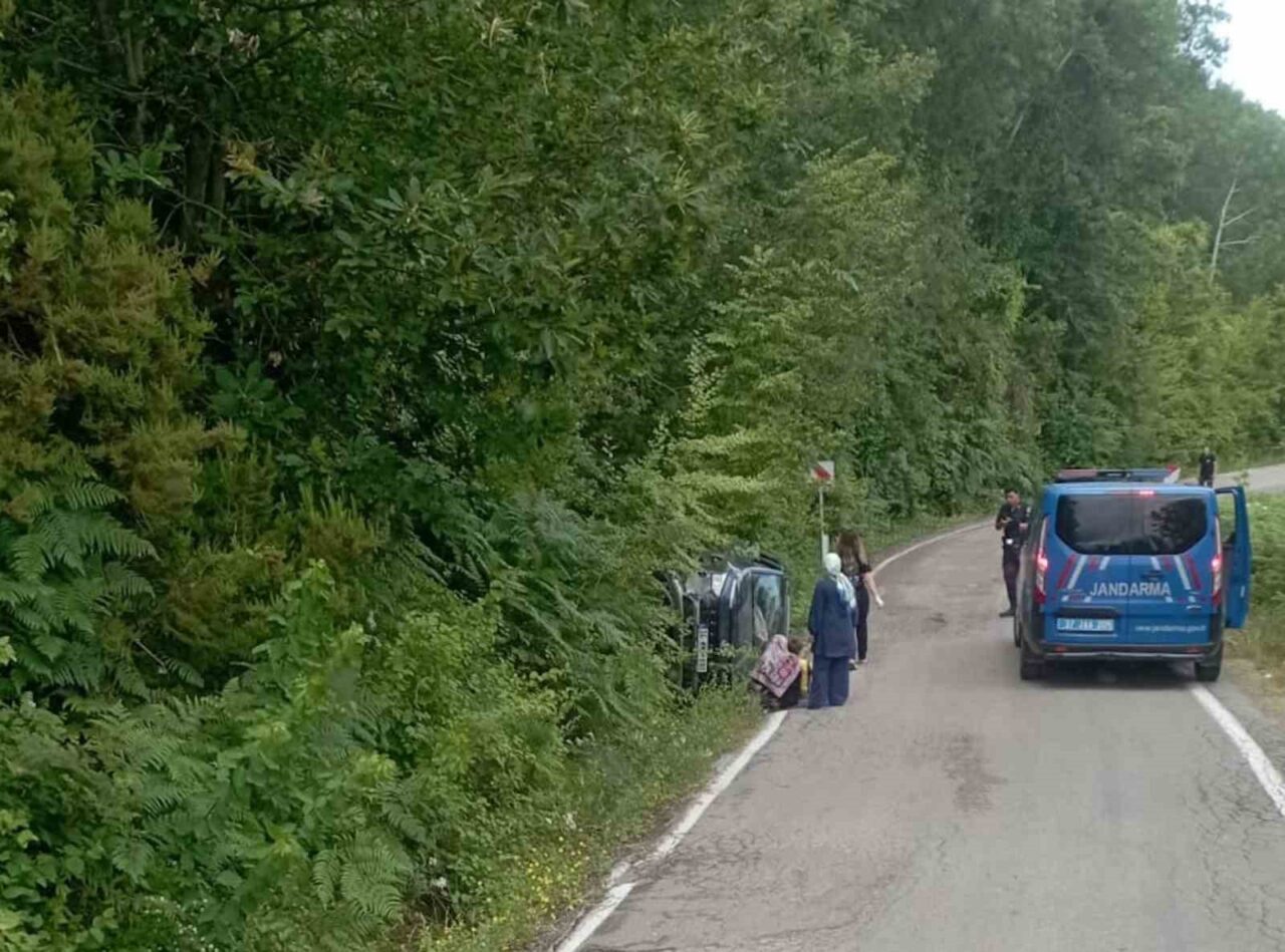 Kastamonu'nun Cide ilçesinde yoldan çıkan bir cip takla attı ve