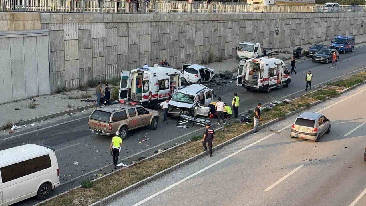 Kastamonu’nun Tosya ilçesinde meydana gelen zincirleme trafik kazasında, 4'ü çocuk
