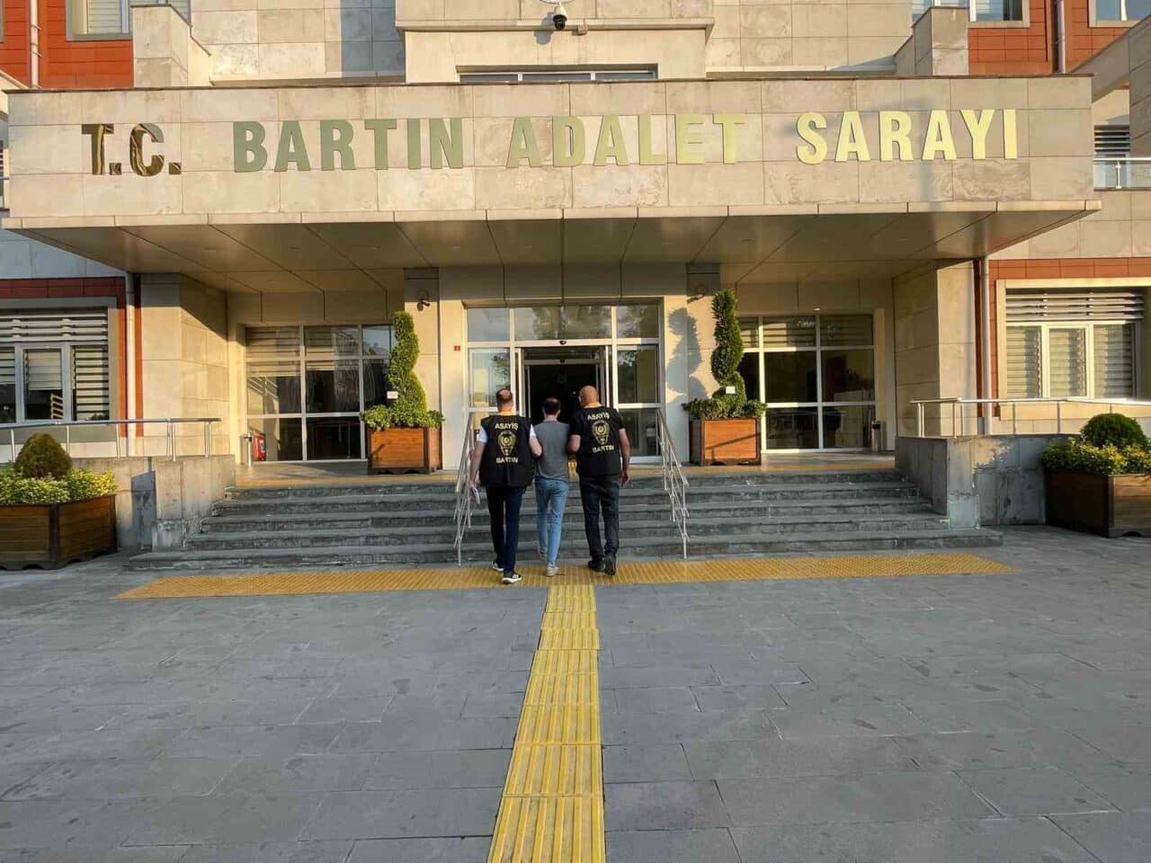 Bartın'da, 2013'te oda arkadaşı H.T.'yi bıçaklayarak öldüren Y.G., 9 yıl