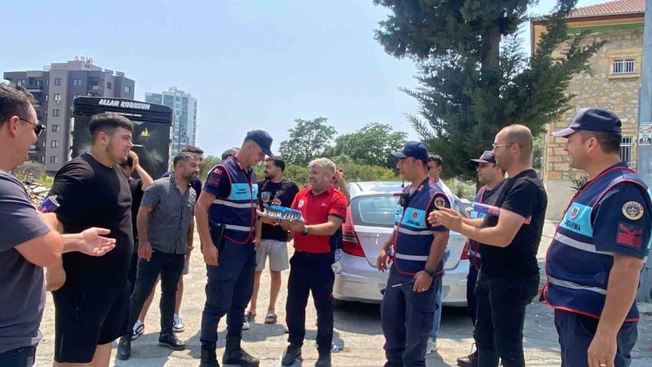 Mersin'in Erdemli ilçesinde gençler ve itfaiyeciler, jandarmanın 186. kuruluş yıl