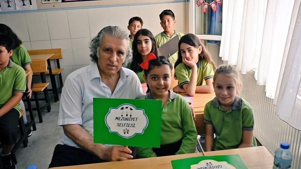 Kuşadası Kaymakamı İbrahim Keklik, İkiçeşmelik İlkokulu'nda düzenlenen karne dağıtım törenine