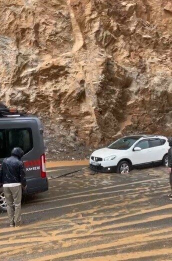 Kayseri'nin Yahyalı ilçesinde etkili olan sağanak yağış, Kapuzbaşı Şelaleleri yolunda