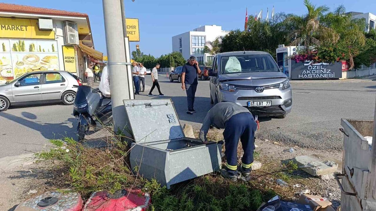 Manavgat'ta bir kavşakta Kazım K. yönetimindeki hafif ticari araç, Ömer