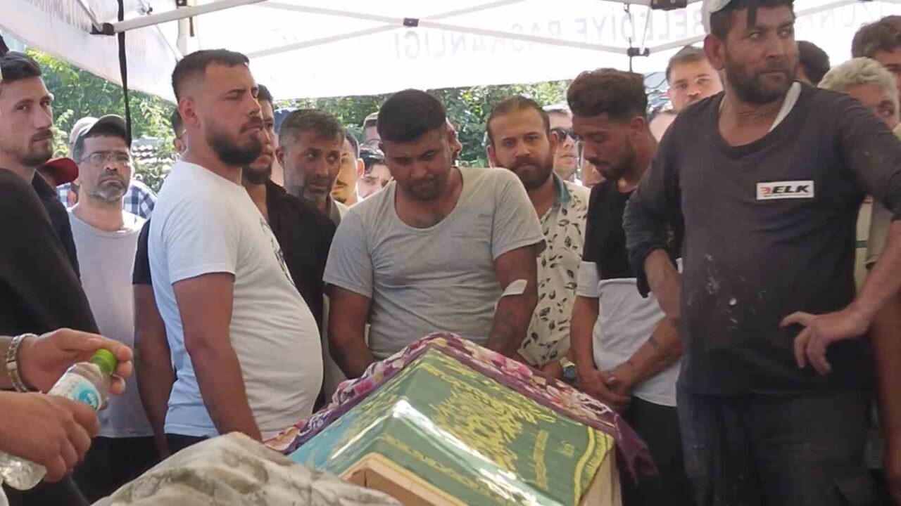Edirne'de trafik kazasında ailesinin 5 ferdini kaybeden Muhammet Çelik, cenaze