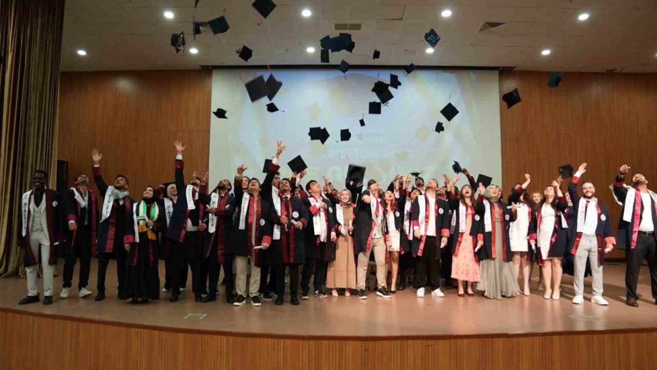 Karabük Üniversitesi'nde, İlahiyat Fakültesi'nden 180 öğrenci mezuniyet heyecanı yaşadı. Rektör