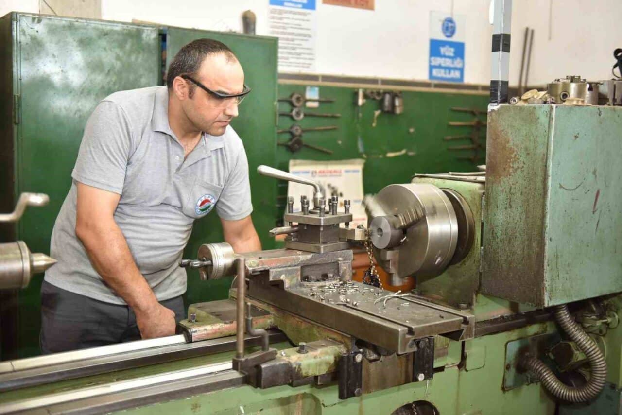 Kepez Belediyesi, araç bakım ve onarımlarını kendi atölyesinde gerçekleştirmekte, bu