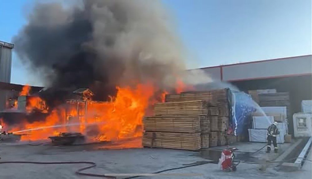 Kocaeli'nin Gebze ilçesindeki bir kereste deposunda çıkan yangın, itfaiye ekipleri