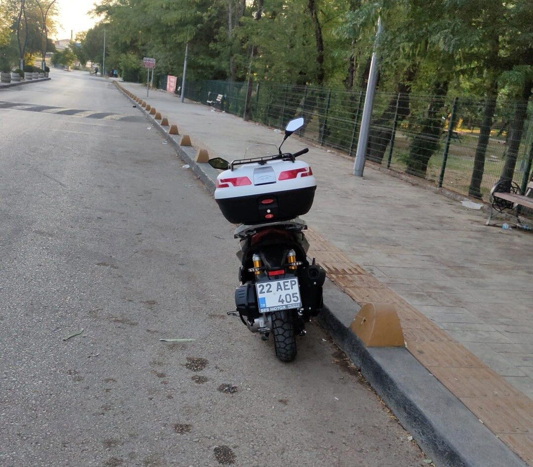 Edirne'nin Keşan ilçesinde, sokak köpeklerinin kovaladığı motosiklet devrildi. 17 yaşındaki