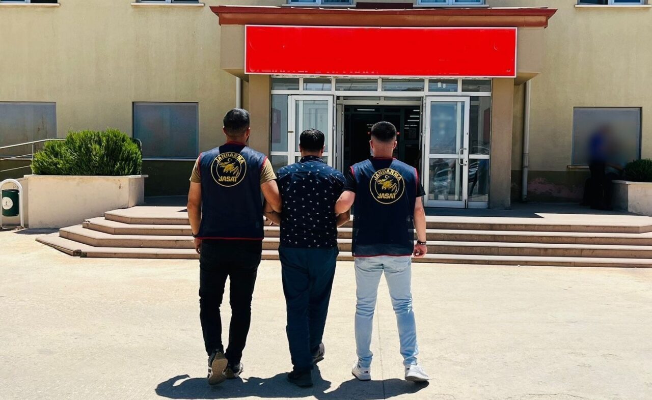 Gaziantep’te 15 yıl hapis cezası bulunan M.B. adlı şahıs, jandarma