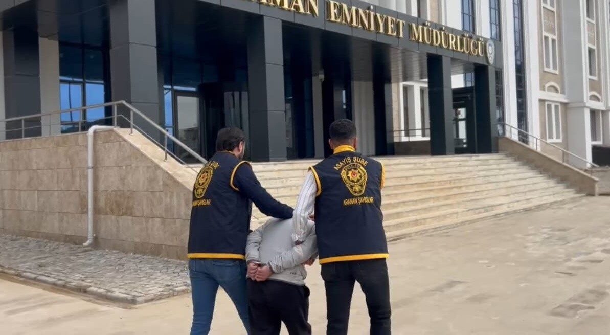 Adıyaman'da, Aranan Şahıslar Büro Amirliği tarafından yürütülen operasyonlarda, M.Ç. ve