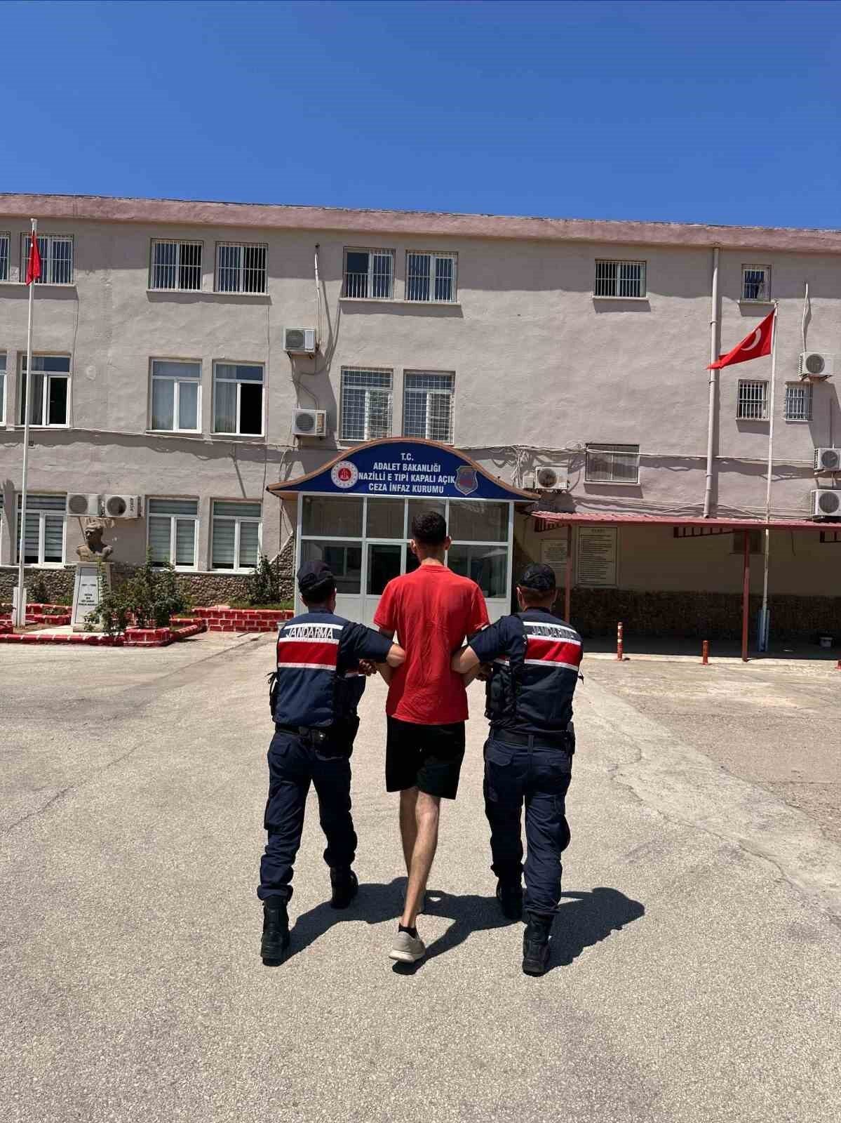 Nazilli'de jandarma ekipleri, çeşitli suçlardan kesinleşmiş hapis cezaları bulunan M.F.Y.
