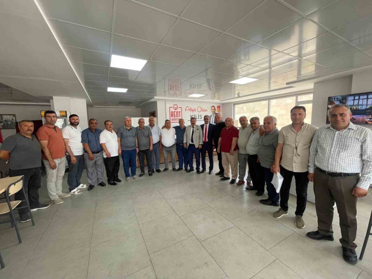 Kilis'te Muhtarlar Derneği'nin başkanlık seçiminde Mehmet Karakuş yeniden başkan seçildi.