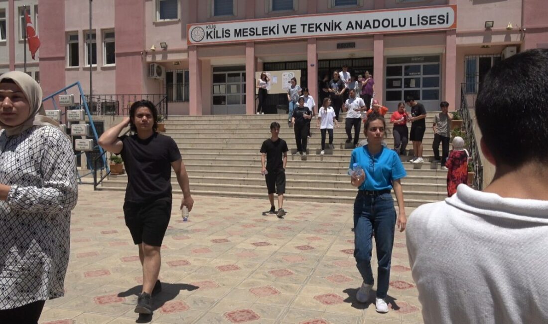 Kilis Mesleki ve Teknik Anadolu Lisesi'nde TYT sınavına katılan öğrenciler,