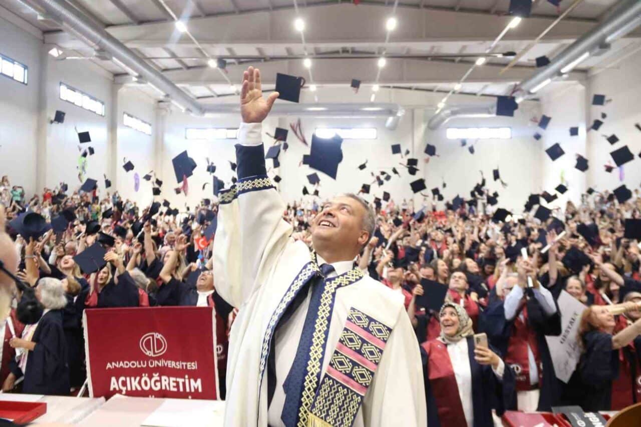Anadolu Üniversitesi'nde 2024-2025 Akademik Yılı mezuniyet töreni yapıldı. 63 yaşındaki