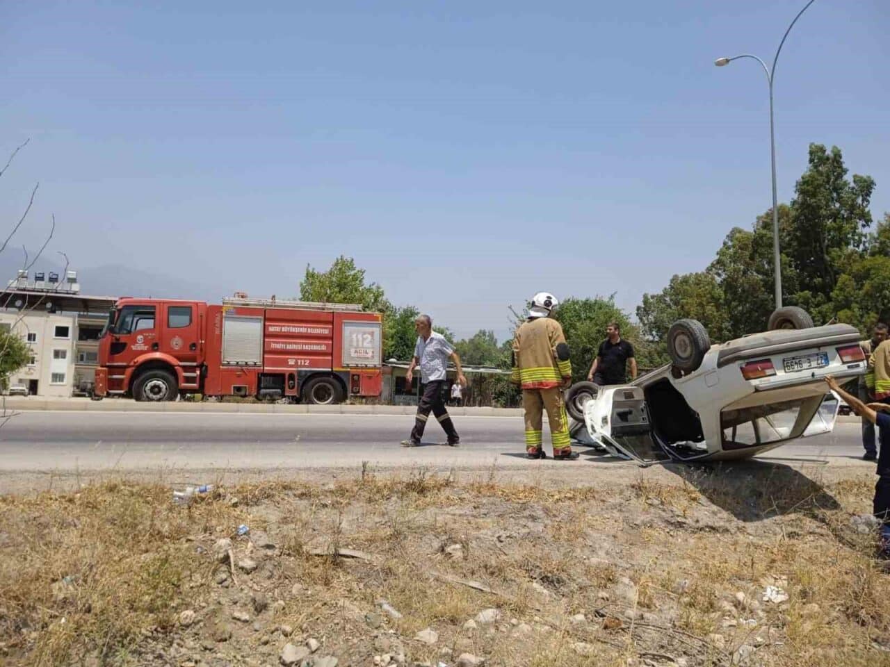 Hatay'ın Kırıkhan ilçesinde 27 E 9499 plakalı otomobil takla atarak