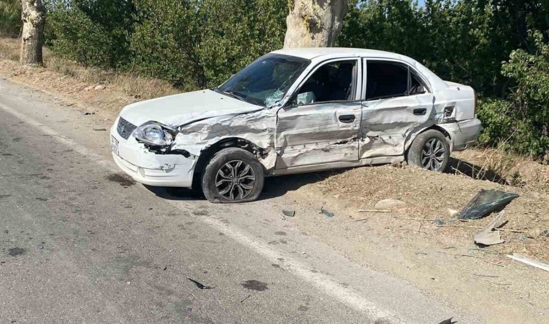 Hatay'ın Kırıkhan ilçesinde iki aracın çarpışması sonucu 4 kişi yaralandı.