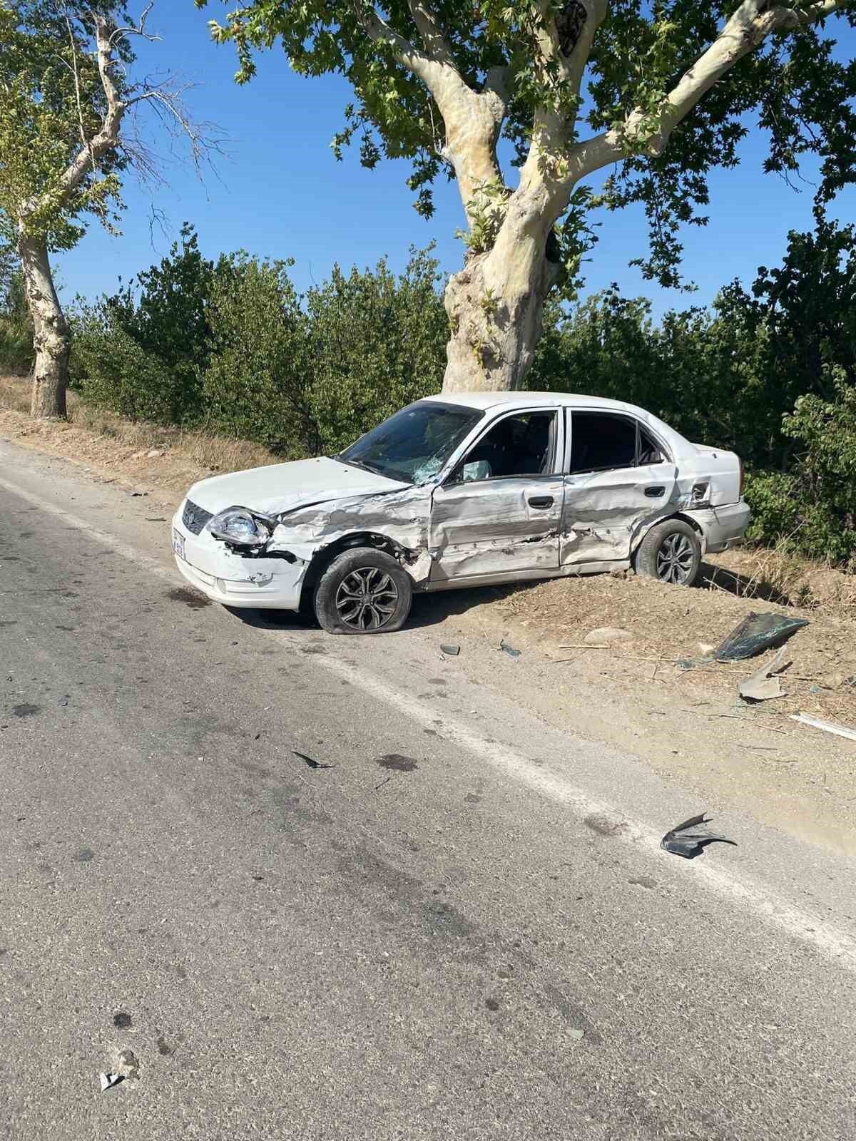 Hatay'ın Kırıkhan ilçesinde iki aracın çarpışması sonucu 4 kişi yaralandı.