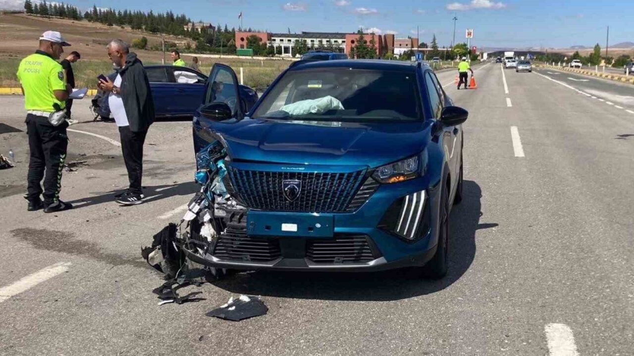 Kırıkkale-Çorum karayolunda F.D. ve S.Y. yönetimindeki otomobiller çarpıştı. S.D. ve