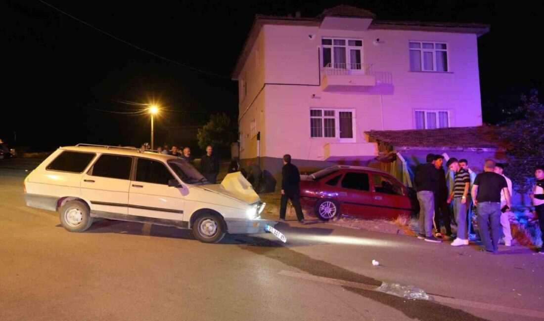 Kırıkkale'de gece saatlerinde Sanayi Mahallesi Zümrütkale Bulvarı'nda iki otomobilin kafa