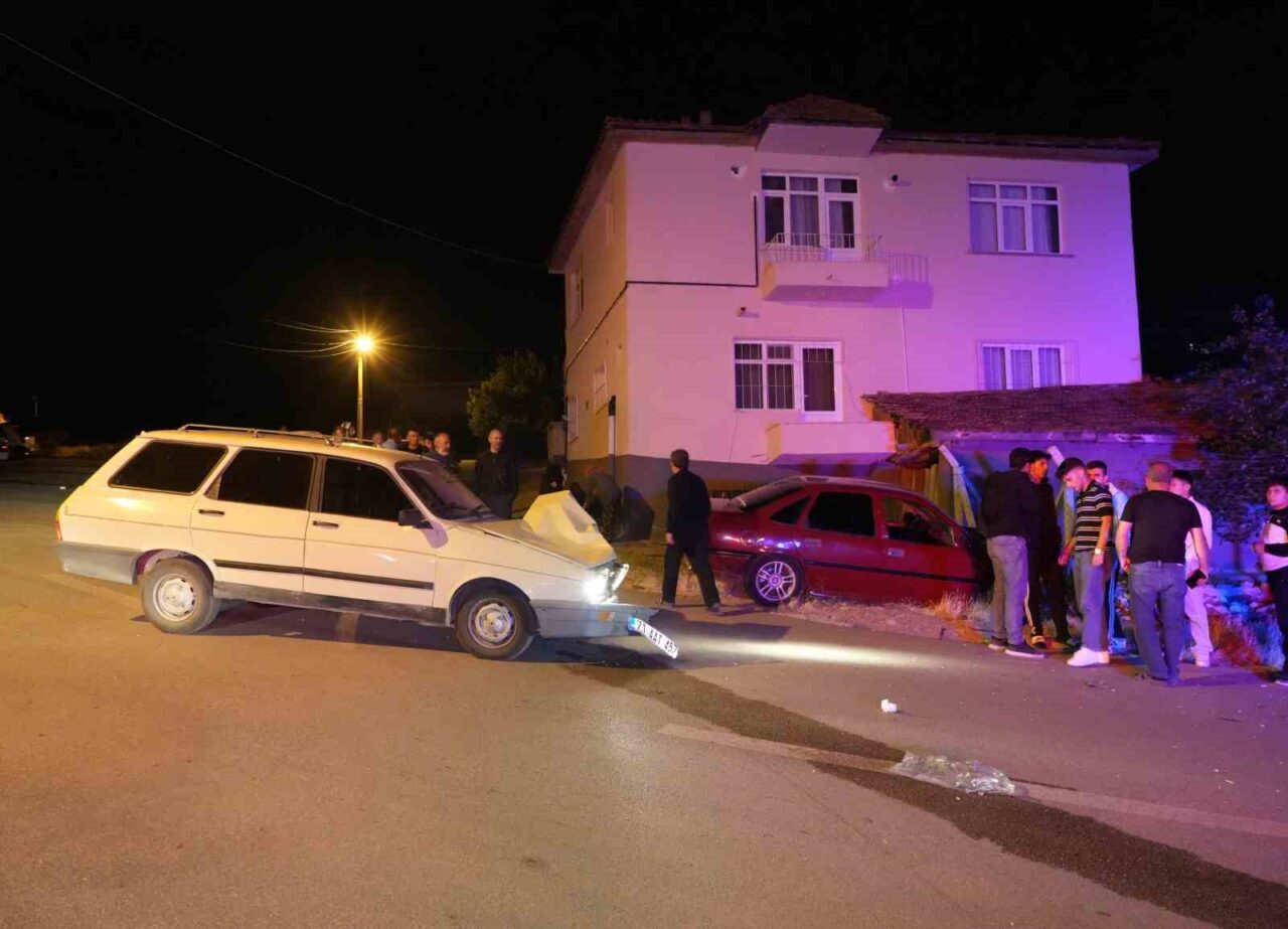 Kırıkkale'de gece saatlerinde Sanayi Mahallesi Zümrütkale Bulvarı'nda iki otomobilin kafa