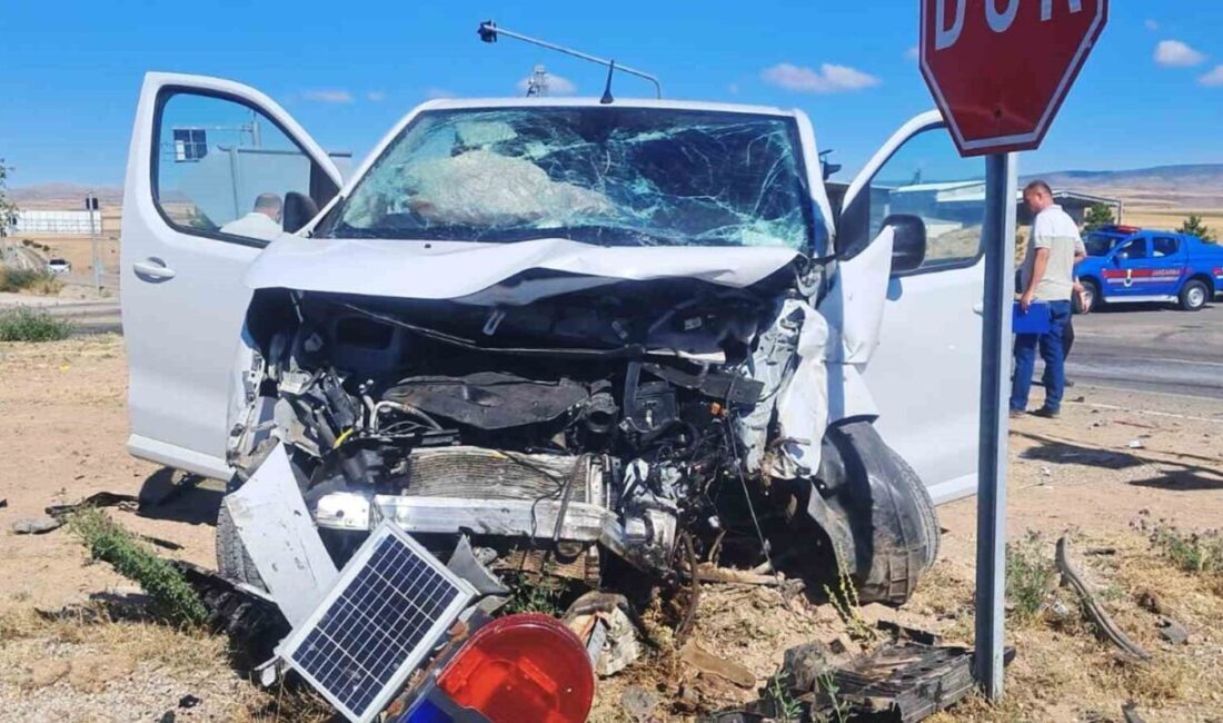 Kırıkkale'nin Karakeçili ilçesinde bir minibüs ile hafif ticari aracın çarpışması