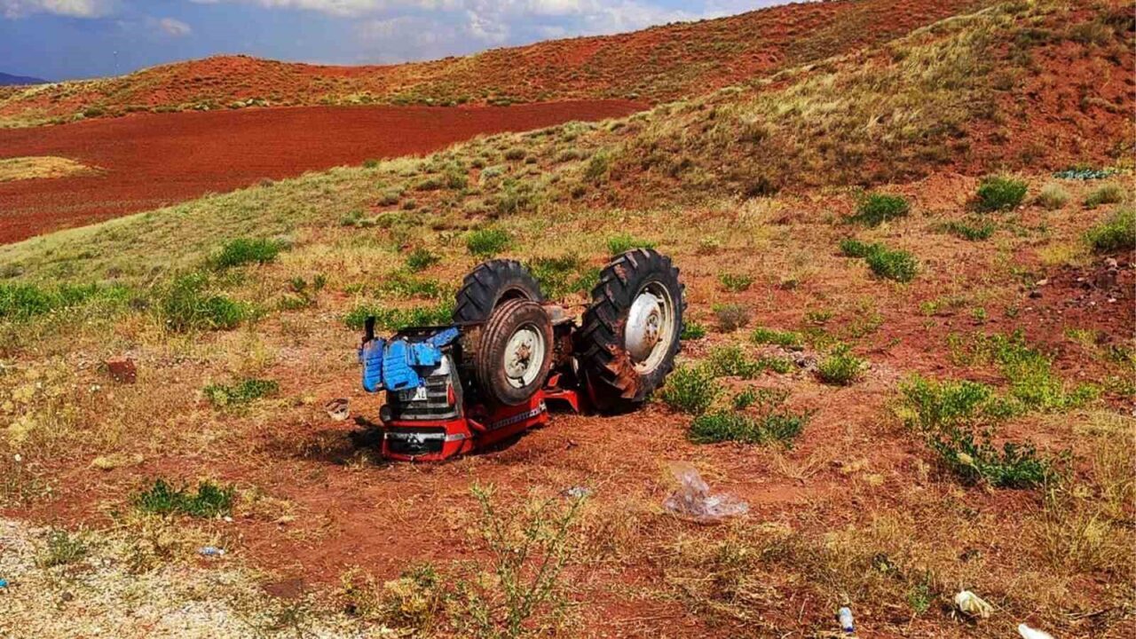 Kırıkkale'nin Delice ilçesinde, Z.K. yönetimindeki buğday yüklü traktör takla attı.