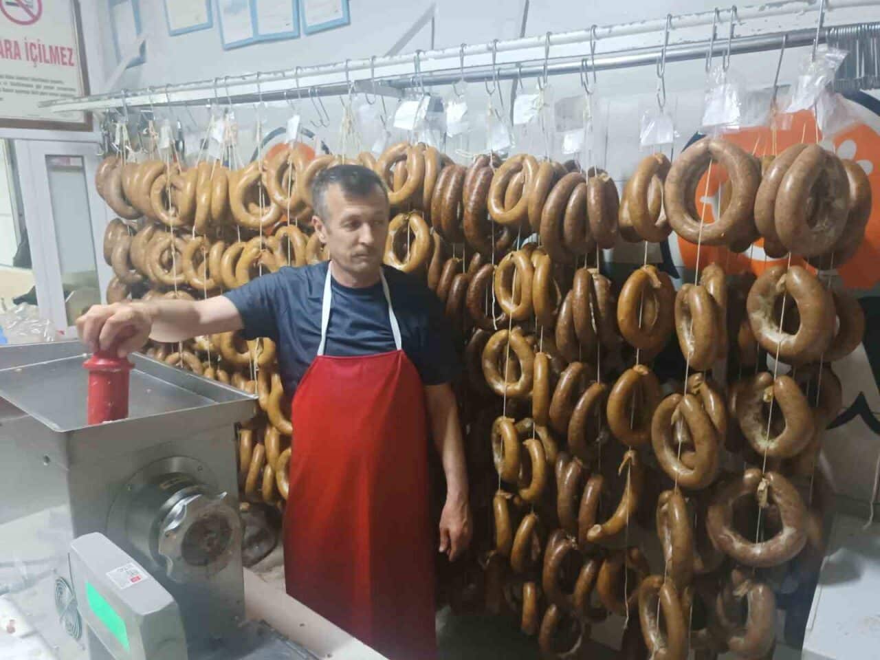 Eskişehir’in Seyitgazi ilçesindeki Kırka Mahallesi'nde kasaplar, Kurban Bayramı nedeniyle yoğun