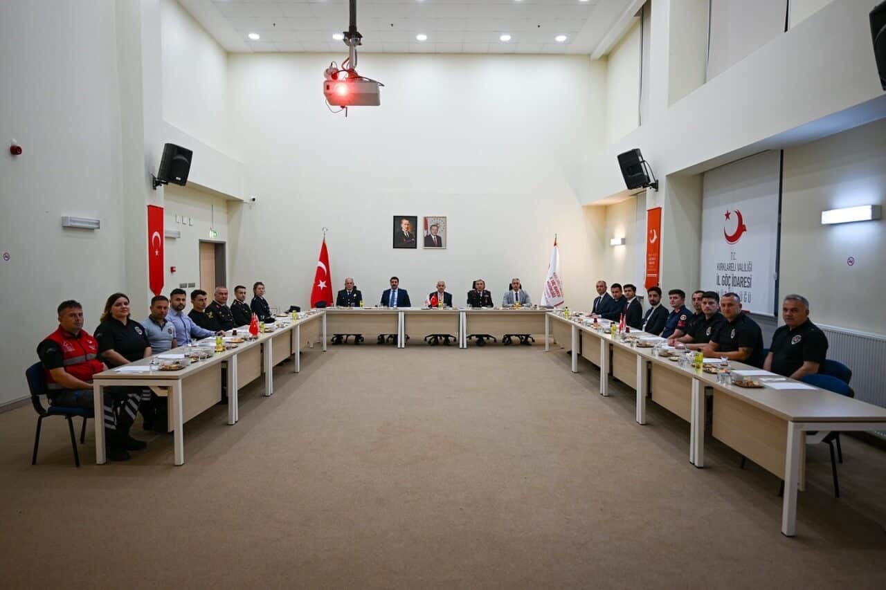 Kırklareli Valisi Uğur Turan, Pehlivanköy Geri Gönderme Merkezi'ni ziyaret ederek