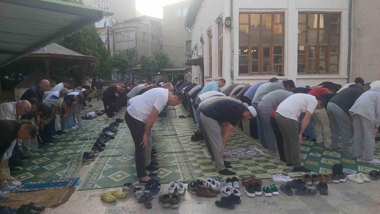 Kırklareli’deki camiler, Kurban Bayramı'nın sabahında vatandaşlarla doldu. Namaz sonrası teşrik