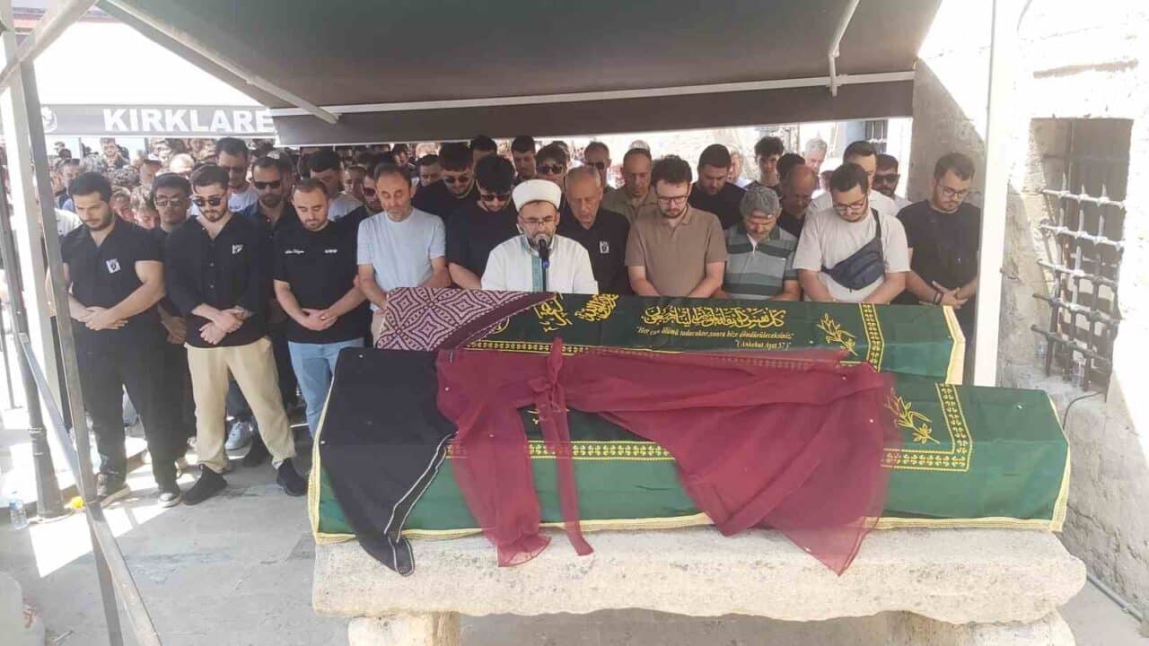 Kırklareli'nde otomobil kazasında yaşamını yitiren İpek Hançer (21), Hızırbey Camisi'nde