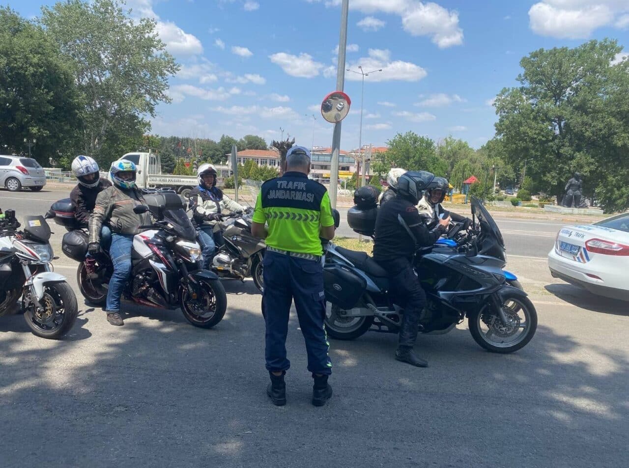 Kırklareli İl Jandarma Komutanlığı, motosiklet sürücülerine yönelik denetim gerçekleştirdi. Sürücülere