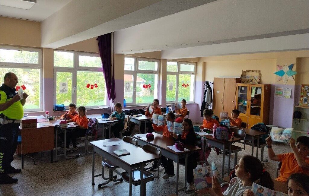 Kırklareli İl Jandarma Komutanlığı, sorumlu olduğu bölgelerde öğrencilere trafik kuralları
