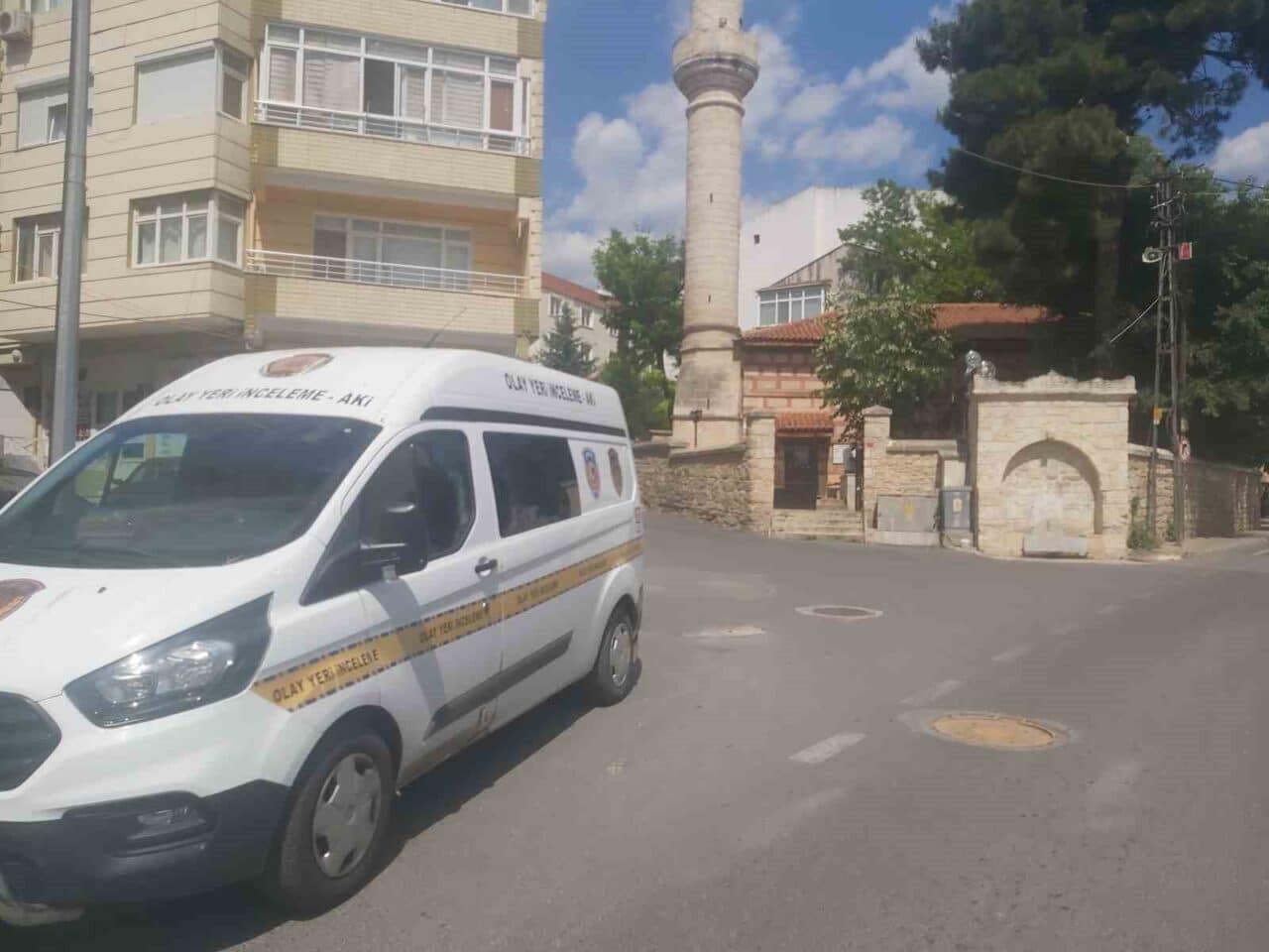Kırklareli'nin Kocahıdır Mahallesi'ndeki Beyazıt Camii bahçesinde bulunan şüpheli çanta paniğe