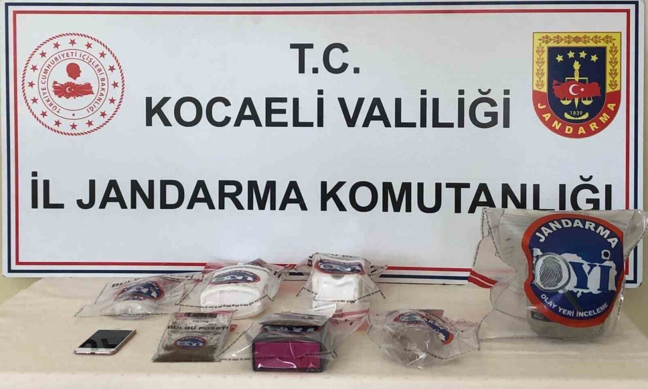 Kocaeli'nin İzmit ilçesinde uyuşturucu satıcılarına yönelik düzenlenen operasyonda, 5 adreste