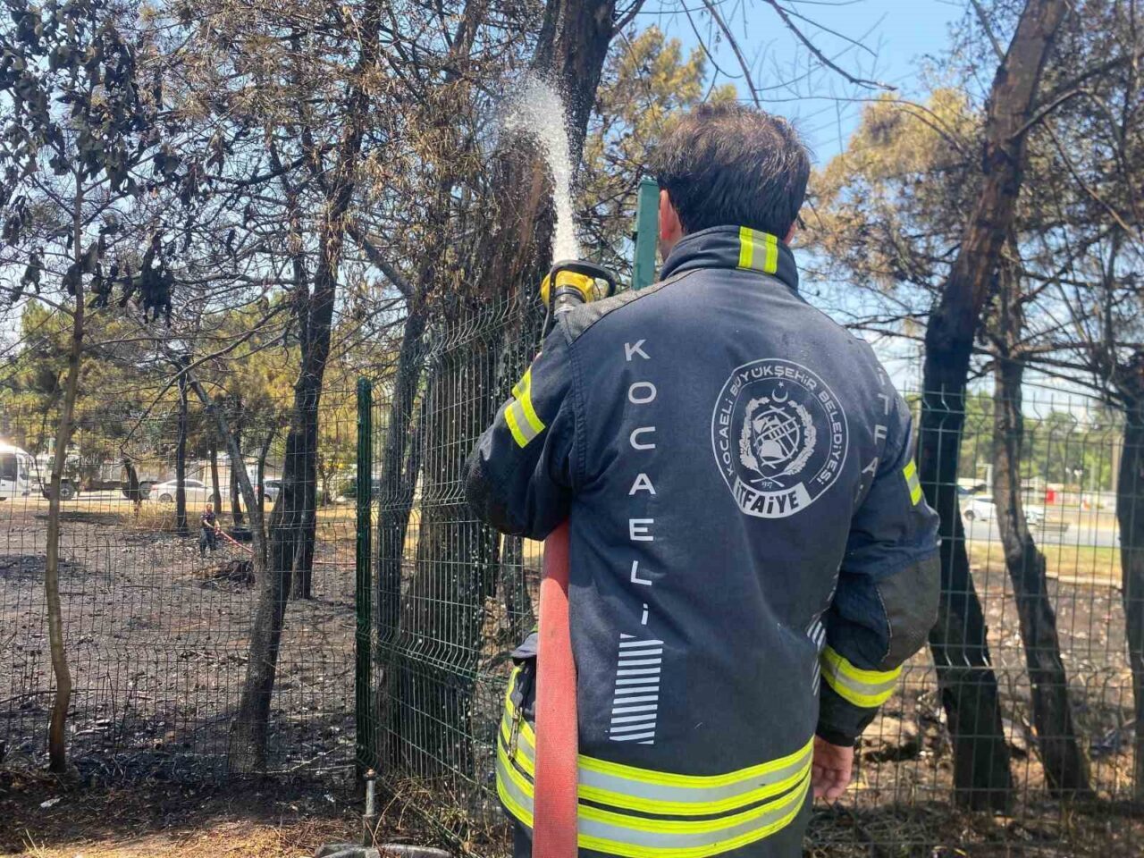Kocaeli'nin Derince ilçesinde ağaçlık alanda çıkan yangın, 4 kişinin dumandan