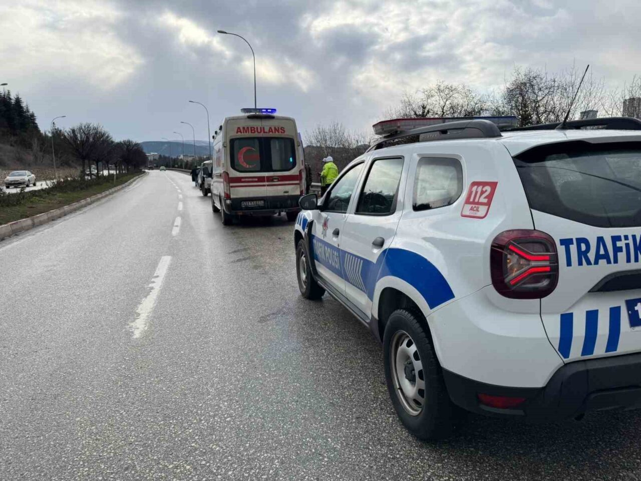 Bilecik'te Zeki D. yönetimindeki otomobil virajı alamayarak karşı şeride geçti.
