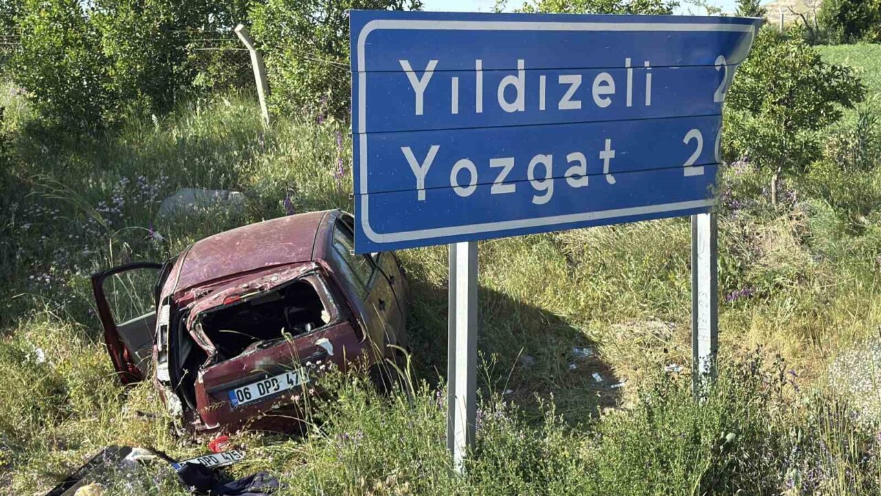 Sivas-Ankara karayolunda, M.T. yönetimindeki otomobil şarampole uçarak kilometre levhasına çarptı.
