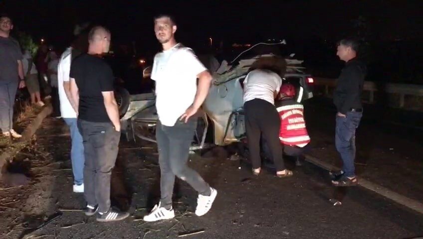 Sakarya'nın Kaynarca ilçesinde, sürücüsünün kontrolünü kaybetmesi sonucu ters dönen araçta