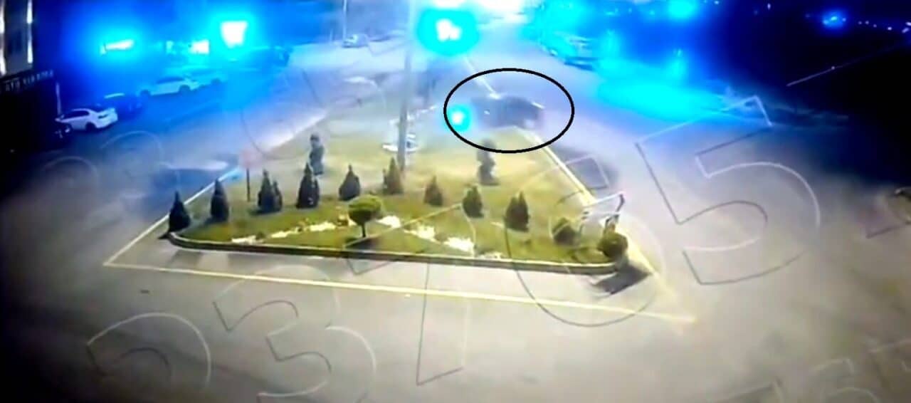 Nevşehir'de aşırı hızla virajı dönerken direksiyon hakimiyetini kaybeden sürücü, otomobiliyle