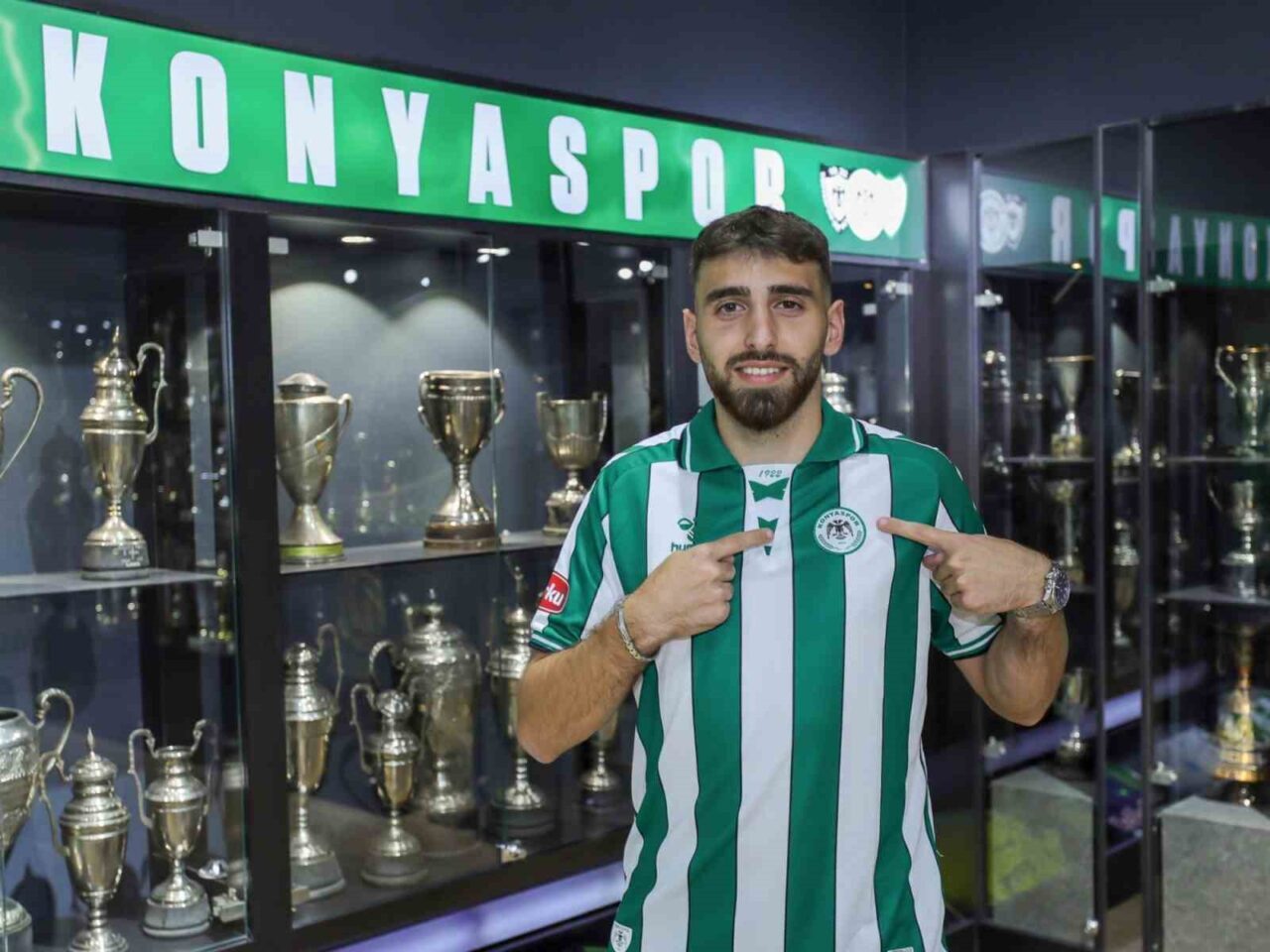 Konyaspor, Avusturya'nın Rapid Wien Kulübü'nde yetişen orta saha oyuncusu Mücahit