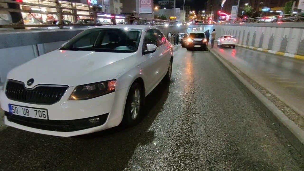 Erzurum'un Yakutiye ilçesinde Gürcükapı Kavşağı altında 5 aracın karıştığı zincirleme