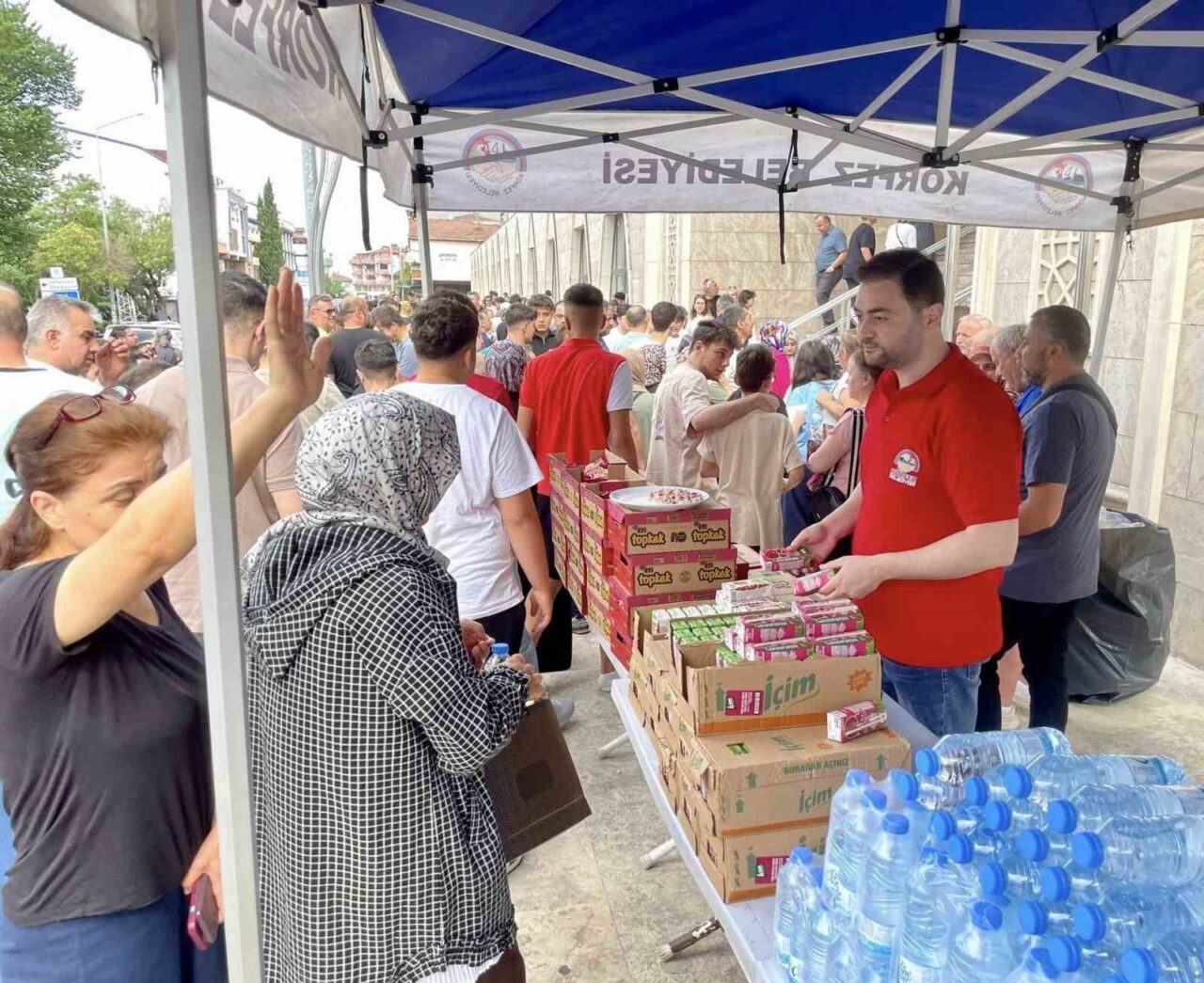 Körfez Belediyesi, YKS'ye giren öğrencileri desteklemek amacıyla sınav merkezlerinde ikramlar