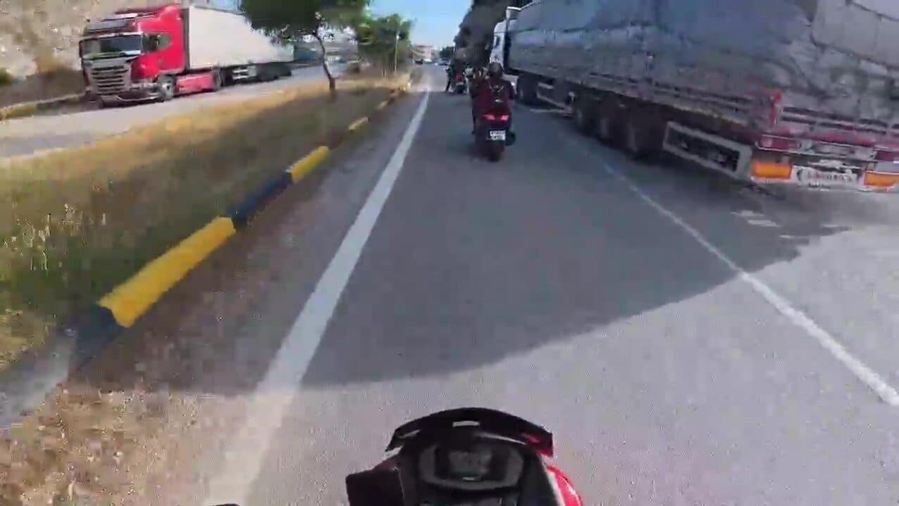 Antalya'nın Manavgat ilçesinde, Ertuğ Kırcal ve arkadaşları, tır sürücüsü tarafından