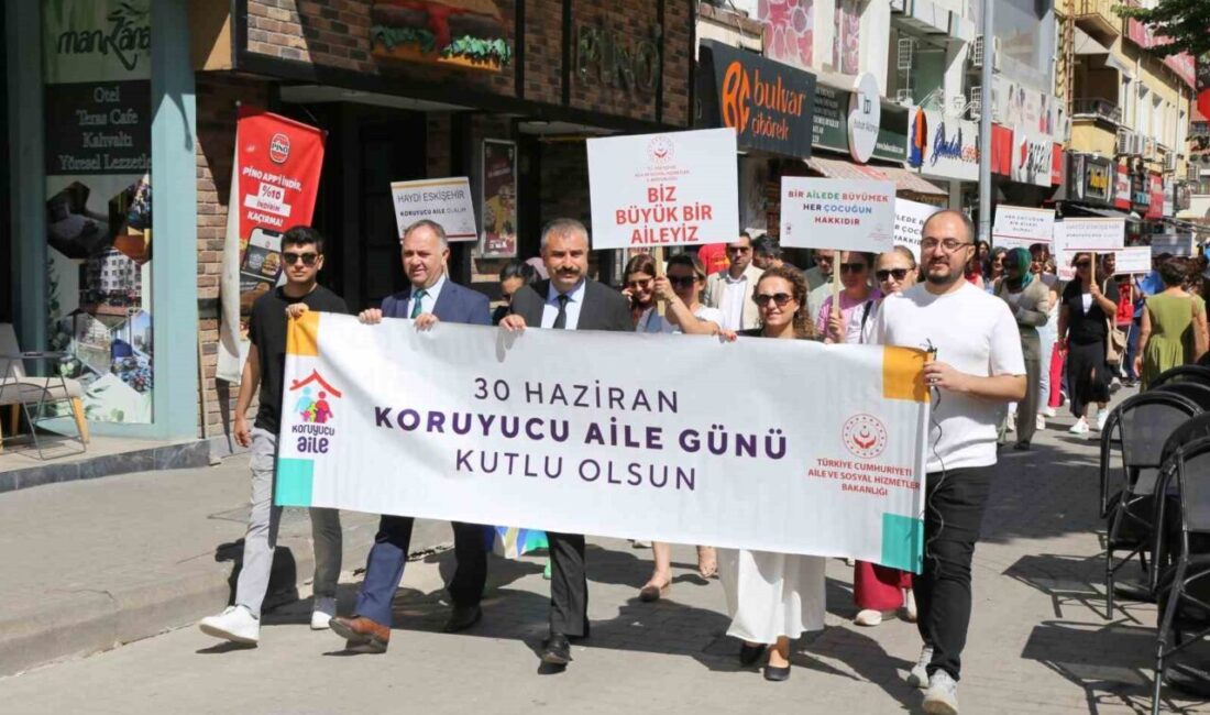 Eskişehir'de "Koruyucu Aile Günü" kapsamında düzenlenen yürüyüşte, Aile ve Sosyal