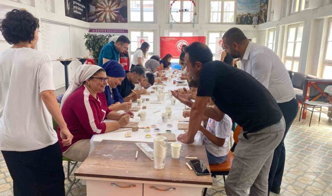 Alaşehir'de 30 Haziran Koruyucu Aile Günü dolayısıyla seramik atölyesi etkinliği
