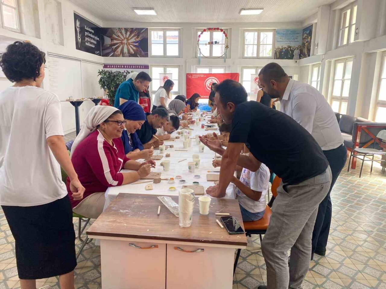 Alaşehir'de 30 Haziran Koruyucu Aile Günü dolayısıyla seramik atölyesi etkinliği
