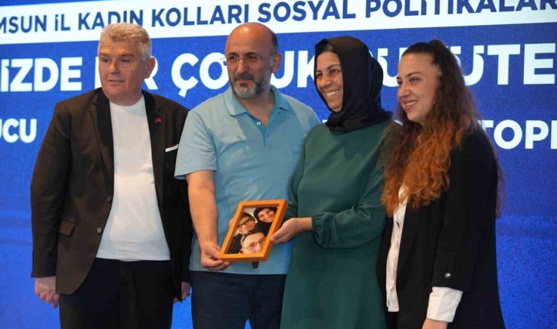 Samsun'da düzenlenen "Kalbimizde Bir Çocuk Büyütelim mi?" programında koruyucu aileler,