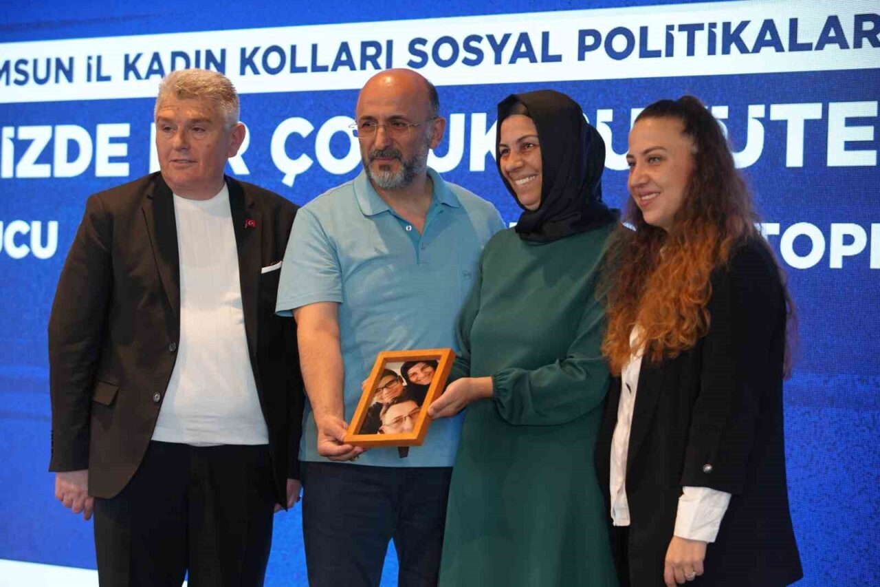 Samsun'da düzenlenen "Kalbimizde Bir Çocuk Büyütelim mi?" programında koruyucu aileler,